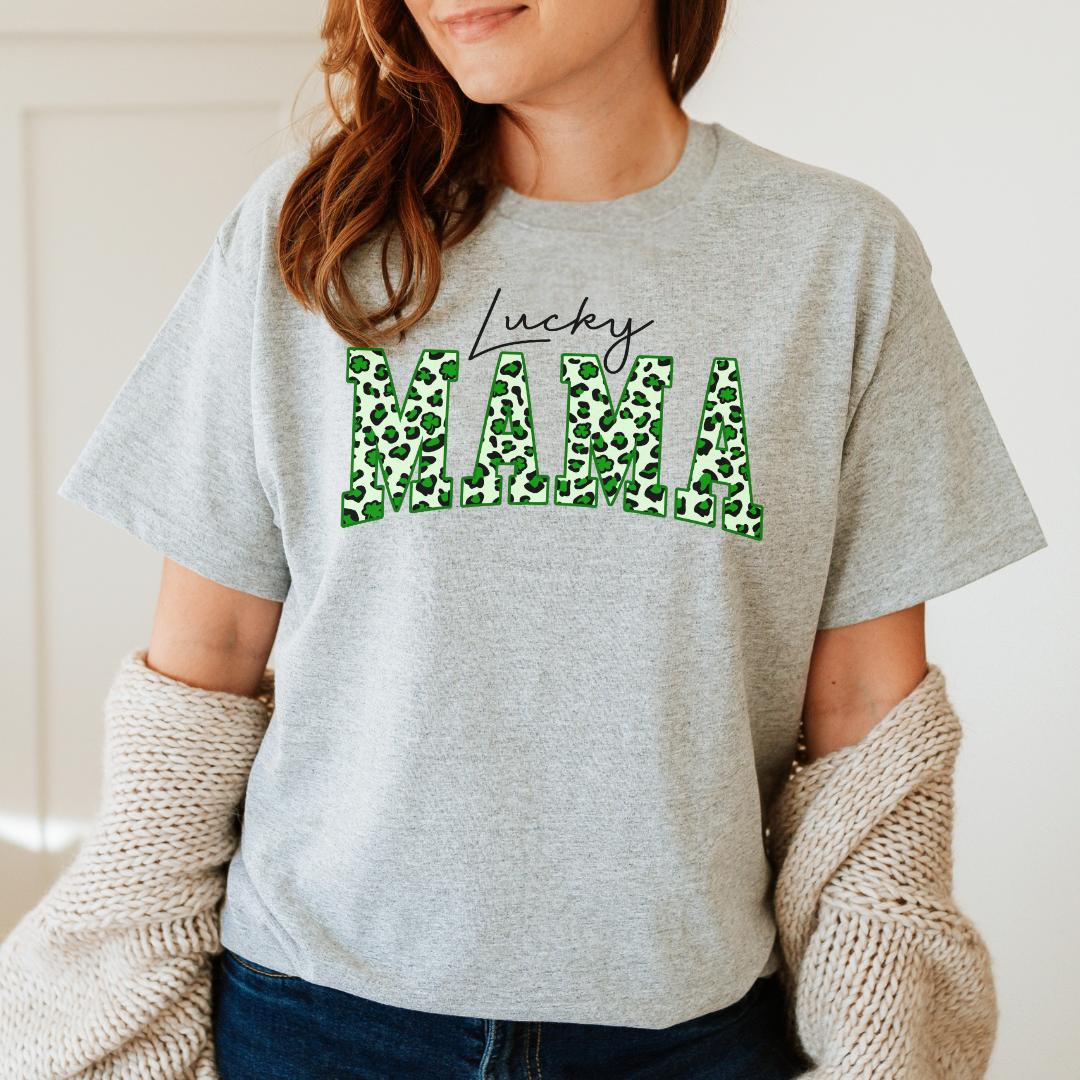 T-shirt Gildan Gris sport avec Design style léopard  et trèfle à 4 feuilles inscrit ''lucky Mama'', pour la St-Patrick