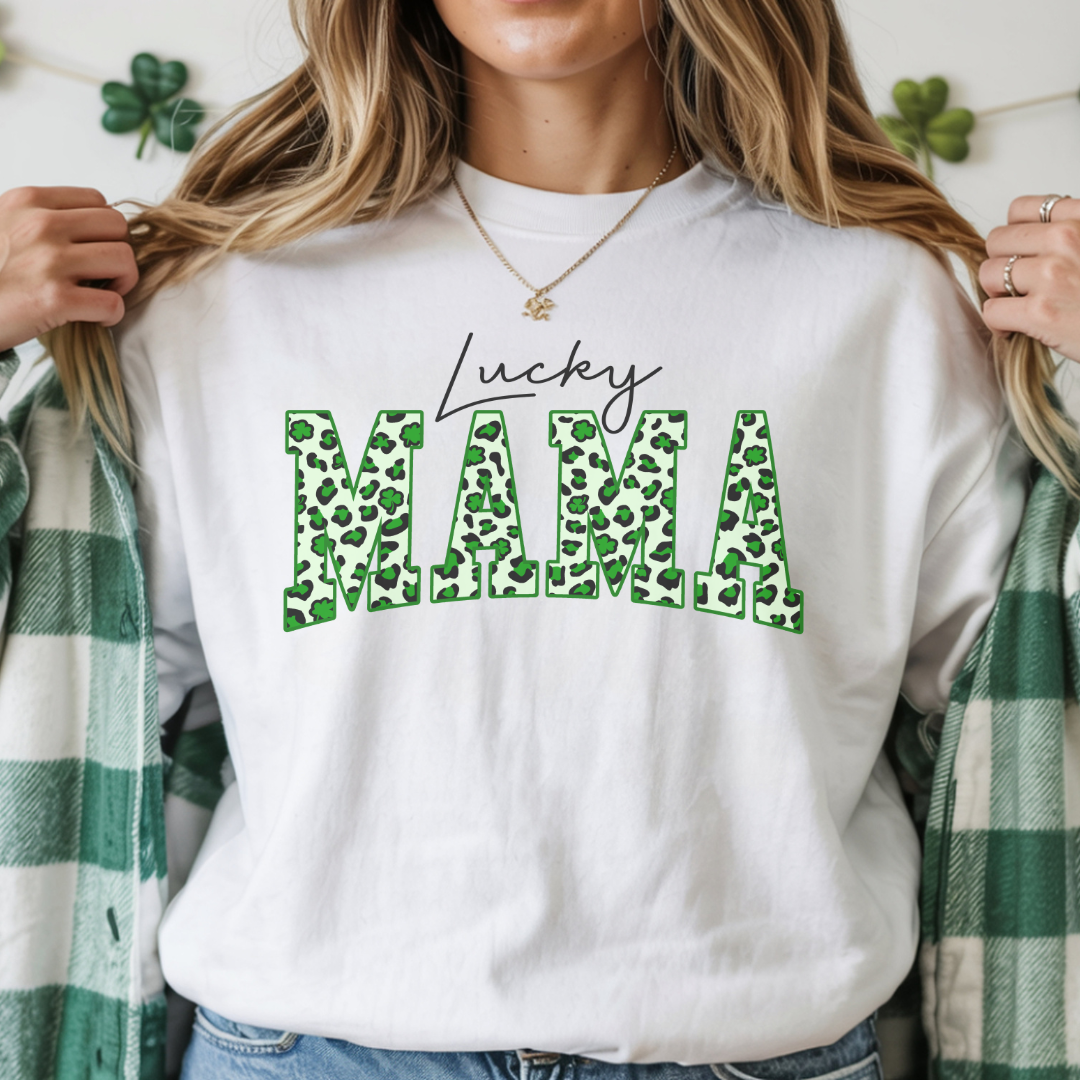 T-shirt Gildan Blanc avec Design style léopard  et trèfle à 4 feuilles inscrit ''lucky Mama'', pour la St-Patrick