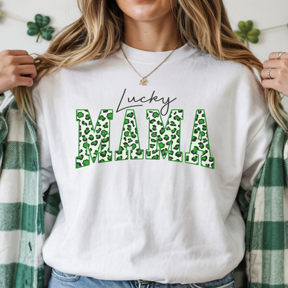 T-shirt Gildan Blanc avec Design style léopard  et trèfle à 4 feuilles inscrit ''lucky Mama'', pour la St-Patrick