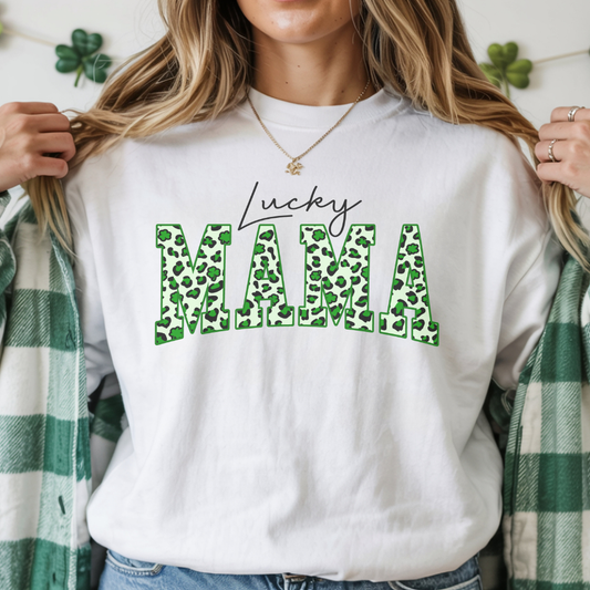 T-shirt Gildan Blanc avec Design style léopard  et trèfle à 4 feuilles inscrit ''lucky Mama'', pour la St-Patrick