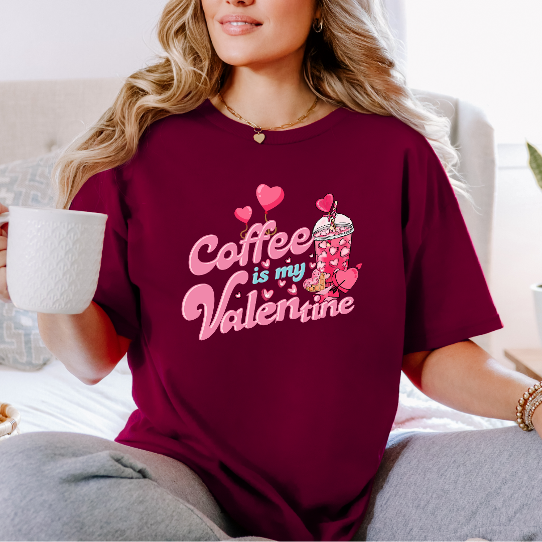 Mannequin portant un T-shirt Gildan rouge bourgogne avec design de la St-Valentin ''Coffee is my Valentine'' avec un verre de café glacé aux couleurs rose.