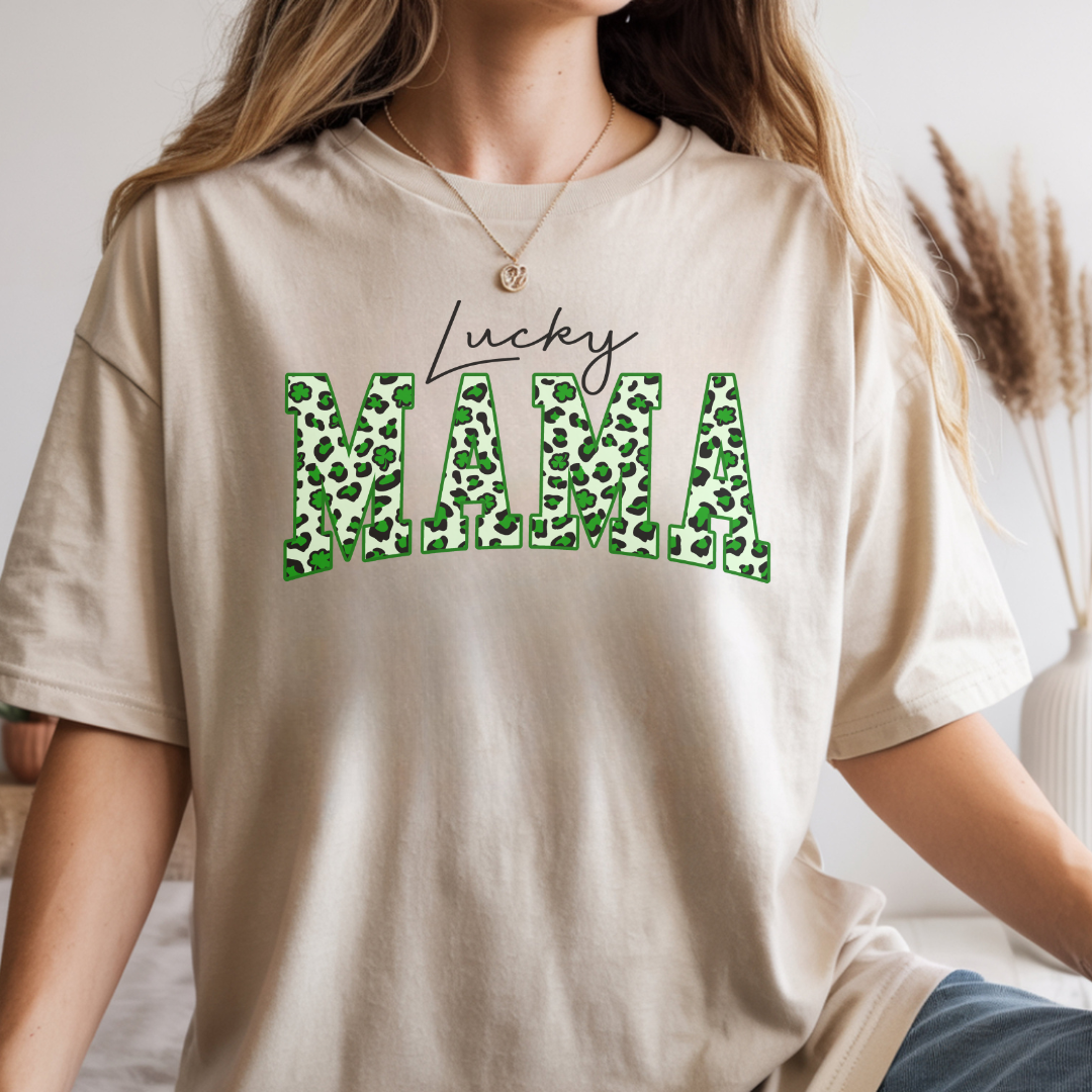T-shirt Gildan Sable avec Design style léopard  et trèfle à 4 feuilles inscrit ''lucky Mama'', pour la St-Patrick