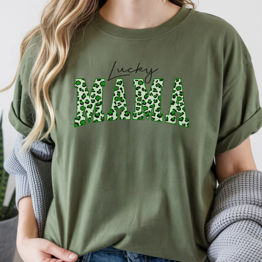 T-shirt Gildan Vert Militaire avec Design style léopard  et trèfle à 4 feuilles inscrit ''lucky Mama'', pour la St-Patrick