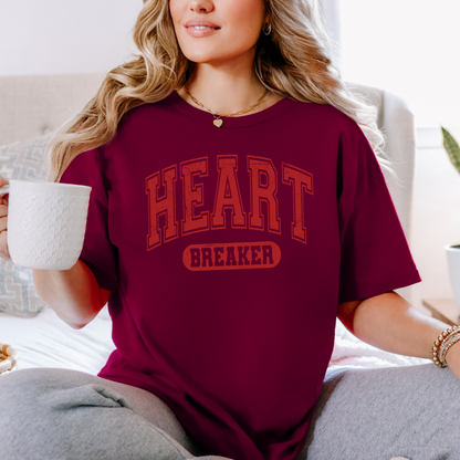 T-shirt   Gildan bourgogne avec un design de St-Valentin “Heart Breaker” en lettres rouges style varsity, imprimé audacieux et effet légèrement usé.