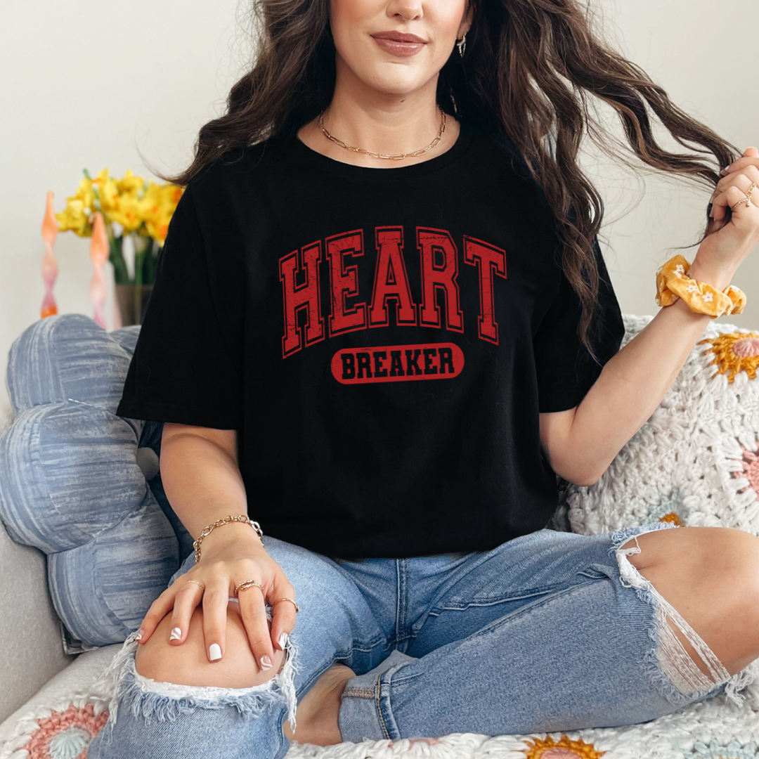 T-shirt   Gildan noir avec un design de St-Valentin “Heart Breaker” en lettres rouges style varsity, imprimé audacieux et effet légèrement usé.