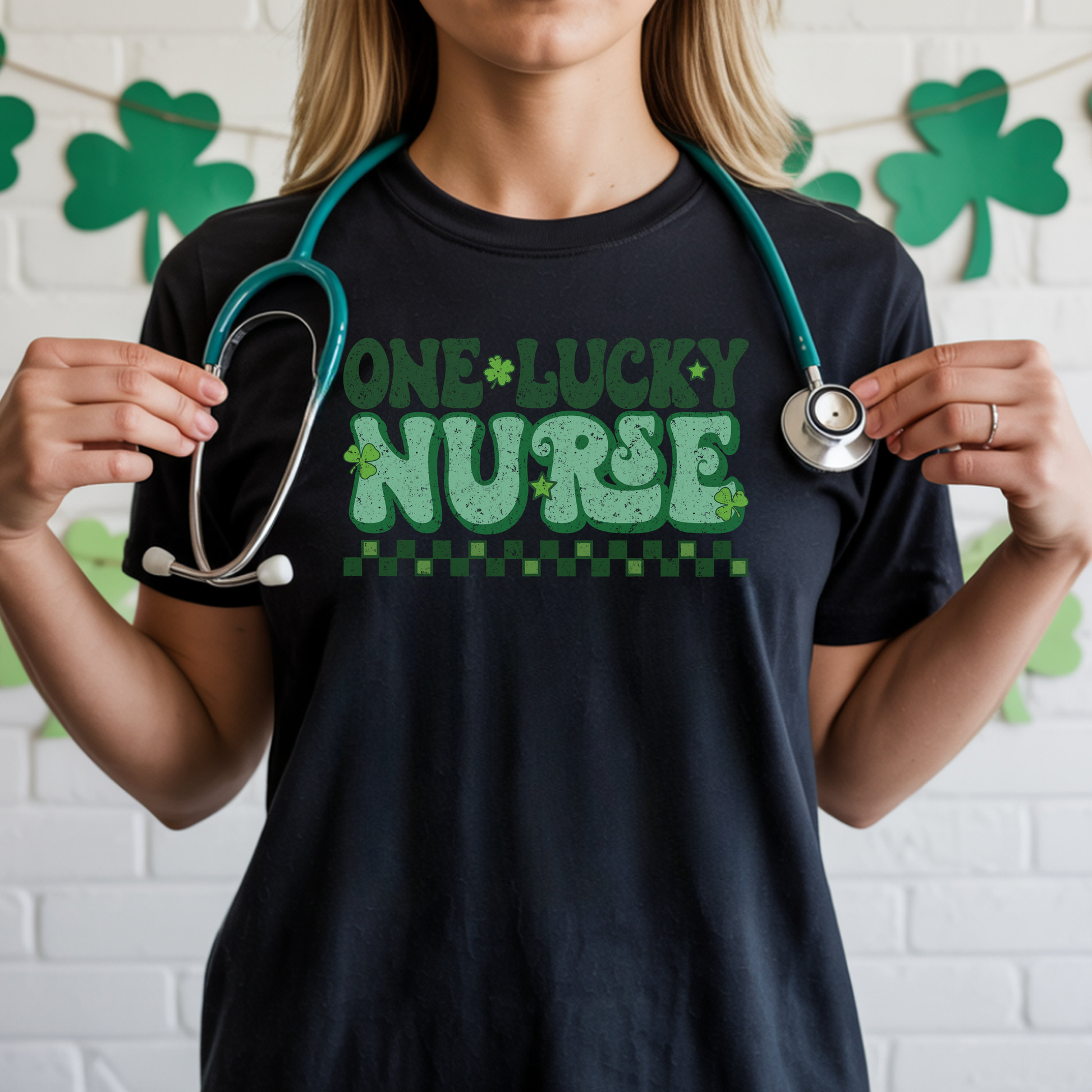 T-shirt Gildan Noir avec design vert rétro « One Lucky Nurse » décoré de trèfles, parfait pour la Saint-Patrick.