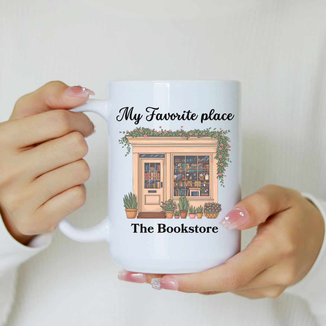 Tasse en céramique blanche avec Illustration d’une librairie vintage avec plantes et fleurs sur un comptoir.