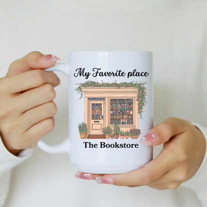 Tasse en céramique blanche avec Illustration d’une librairie vintage avec plantes et fleurs sur un comptoir.