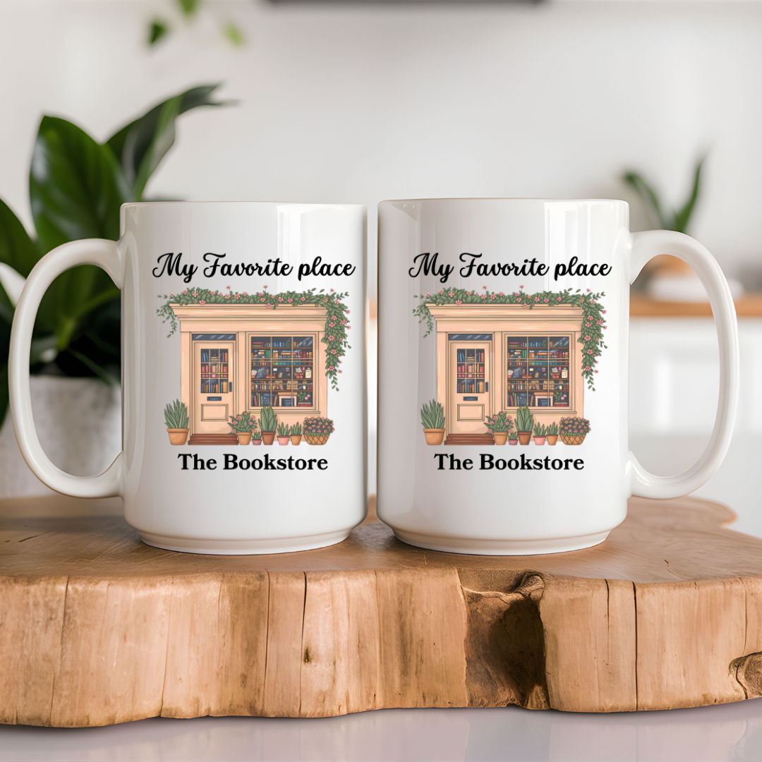 Tasse en céramique blanche avec Illustration d’une librairie vintage avec plantes et fleurs sur un comptoir.