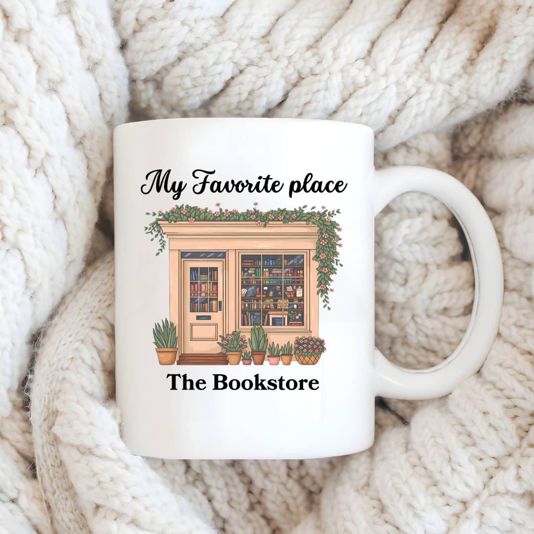 Tasse en céramique blanche avec Illustration d’une librairie vintage avec plantes et fleurs sur une couverture moelleuse.