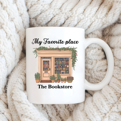 Tasse en céramique blanche avec Illustration d’une librairie vintage avec plantes et fleurs sur une couverture moelleuse.