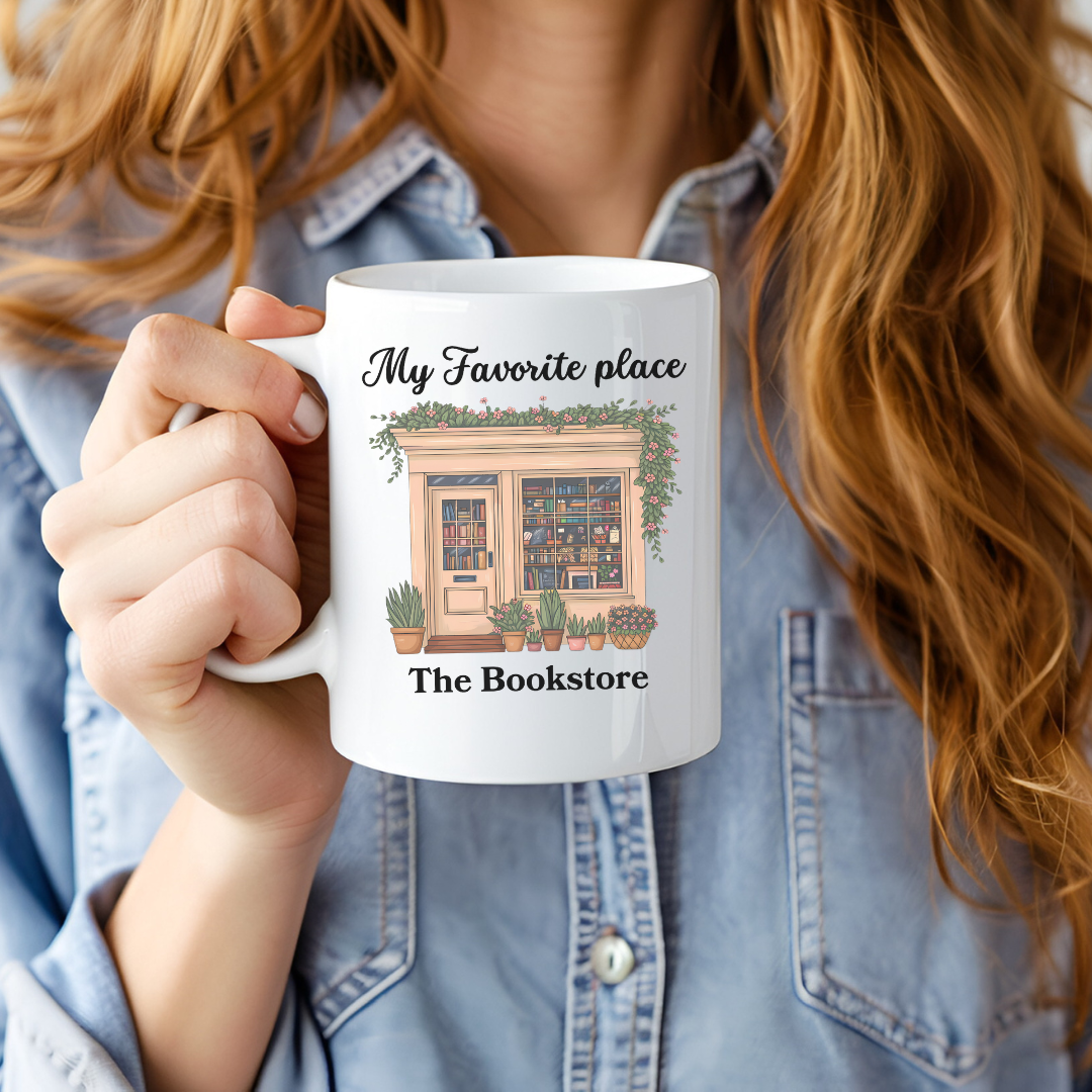 Tasse en céramique blanche avec Illustration d’une librairie vintage avec plantes et fleurs sur un comptoir.