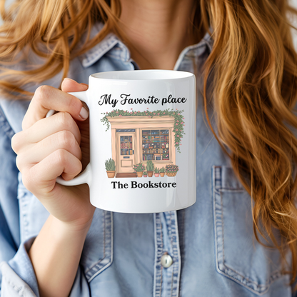 Tasse en céramique blanche avec Illustration d’une librairie vintage avec plantes et fleurs sur un comptoir.