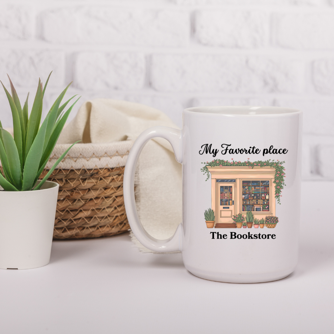 Tasse en céramique blanche avec Illustration d’une librairie vintage avec plantes et fleurs sur un comptoir.