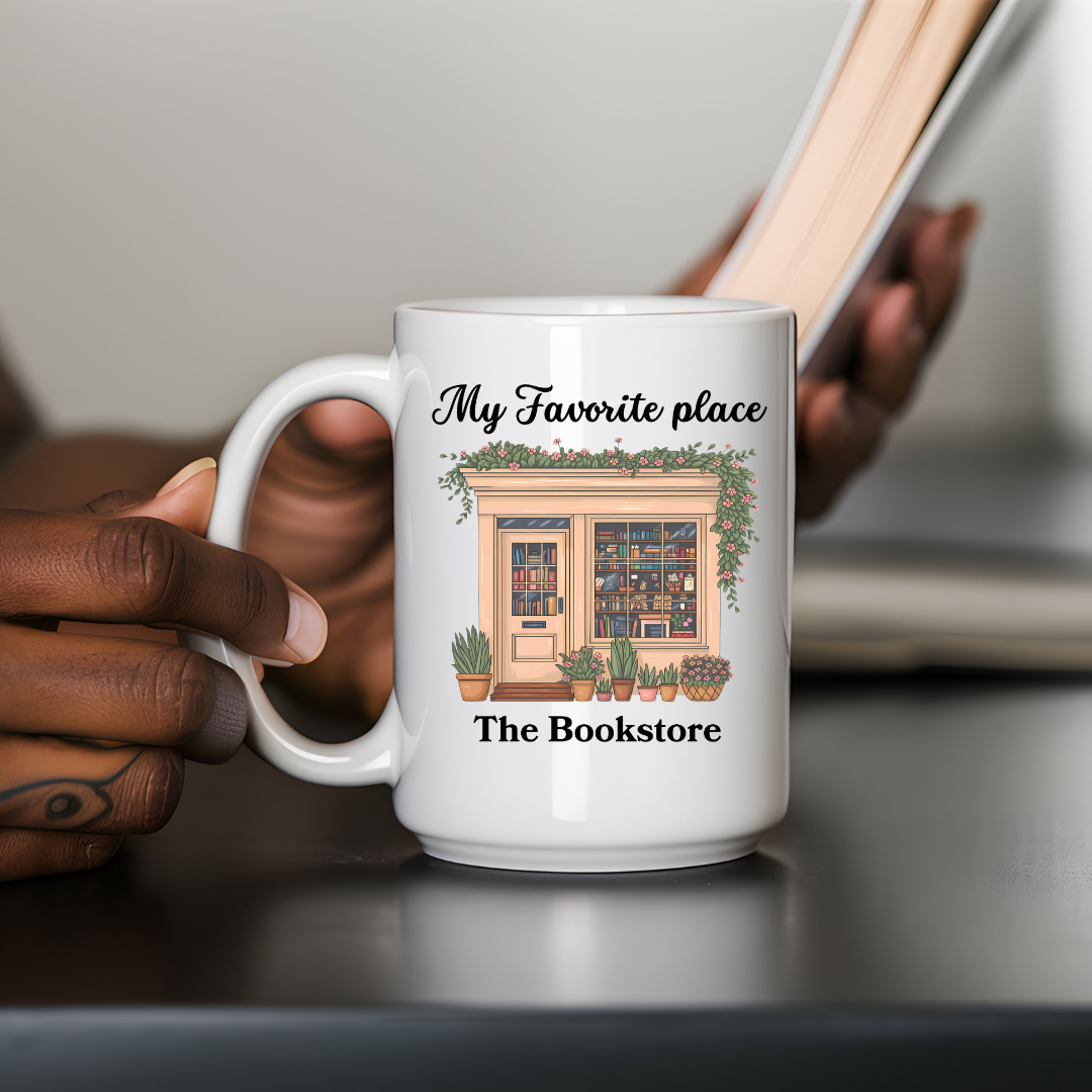 Tasse en céramique blanche avec Illustration d’une librairie vintage avec plantes et fleurs sur un comptoir.