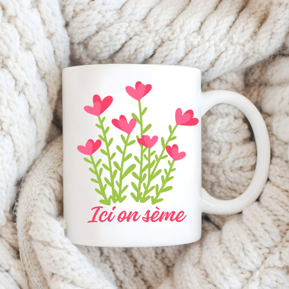 Tasse florale avec fleurs en forme de cœur et citation « Ici on sème »