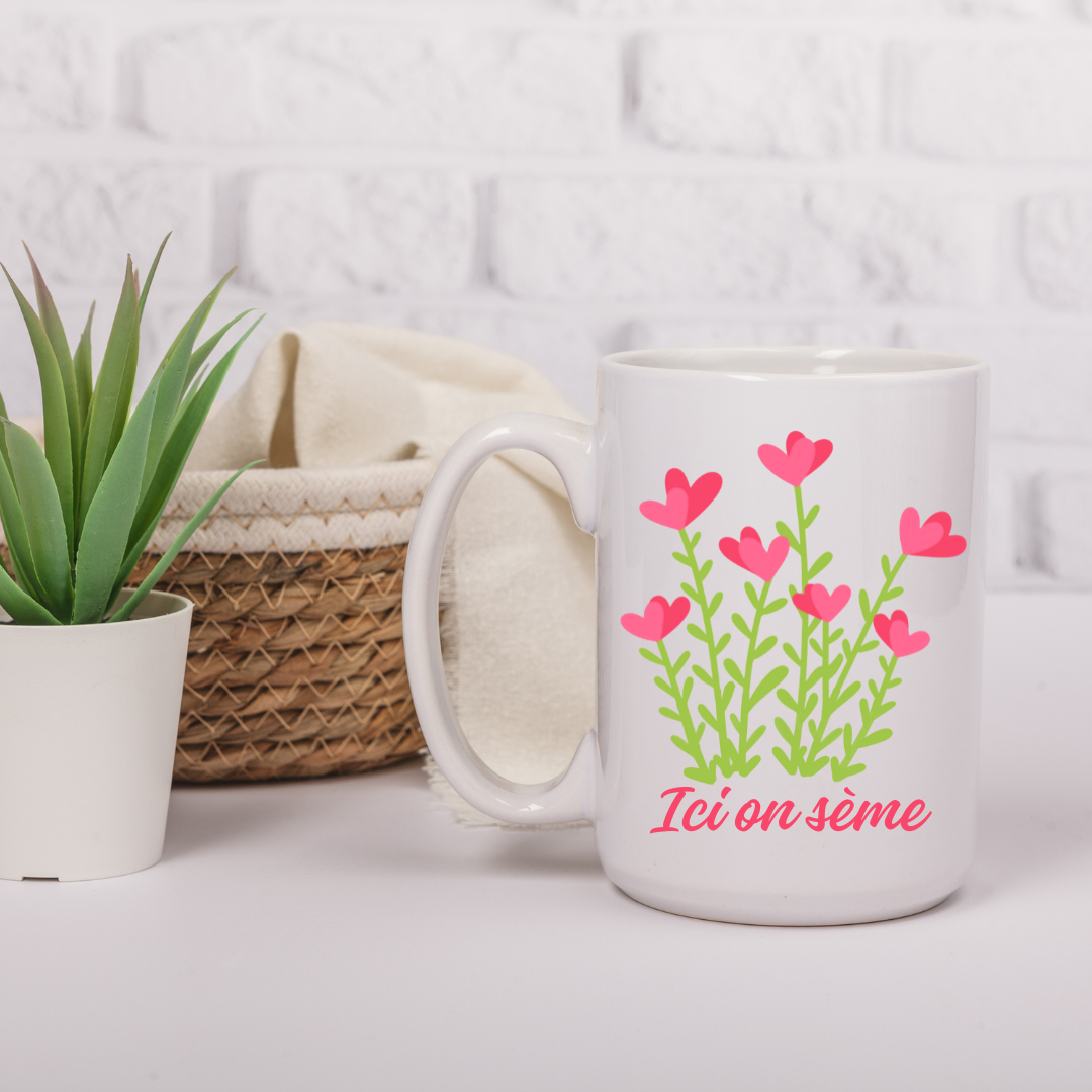 Tasse florale avec fleurs en forme de cœur et citation « Ici on sème »