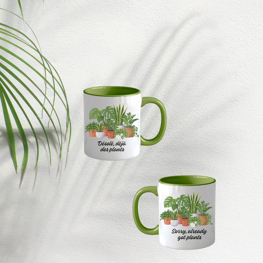 Tasse blanche avec intérieur vert décorée de plantes d’intérieur et texte “Déjà des plants”,""Already got plants'' mug humoristique pour amoureux des plantes 