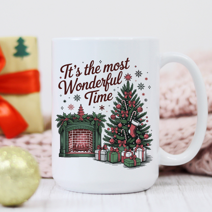 Design vintage de Noël avec cheminée, sapin décoré et ambiance chaleureuse des Fêtes sur tasse en céramique blanche de 15 oz.