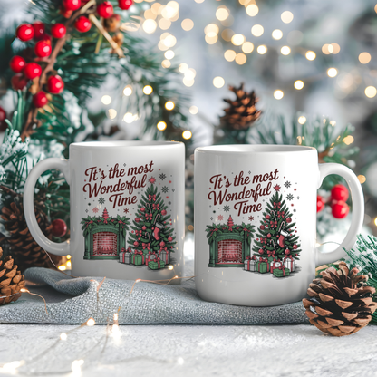 Design vintage de Noël avec cheminée, sapin décoré et ambiance chaleureuse des Fêtes sur tasse en céramique blanche de 15 oz.
