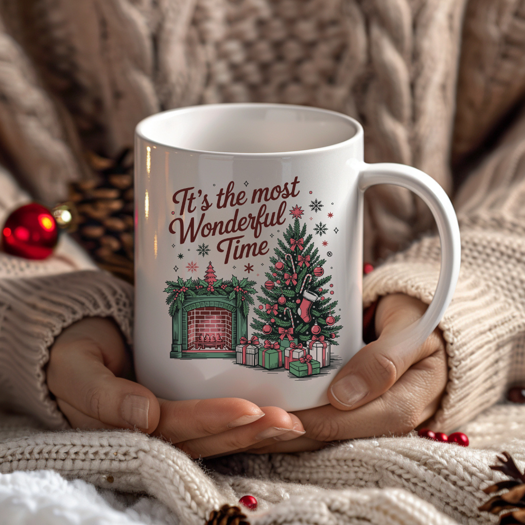 Design vintage de Noël avec cheminée, sapin décoré et ambiance chaleureuse des Fêtes sur tasse en céramique blanche de 15 oz.