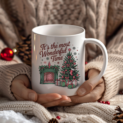 Design vintage de Noël avec cheminée, sapin décoré et ambiance chaleureuse des Fêtes sur tasse en céramique blanche de 15 oz.