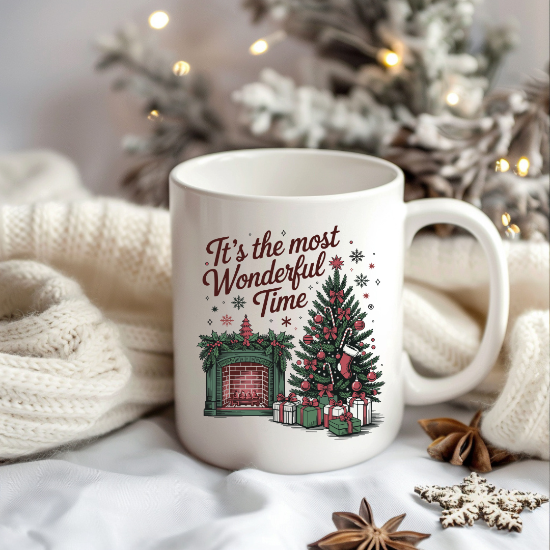 Design vintage de Noël avec cheminée, sapin décoré et ambiance chaleureuse des Fêtes sur tasse en céramique blanche de 15 oz.