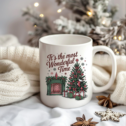 Design vintage de Noël avec cheminée, sapin décoré et ambiance chaleureuse des Fêtes sur tasse en céramique blanche de 15 oz.