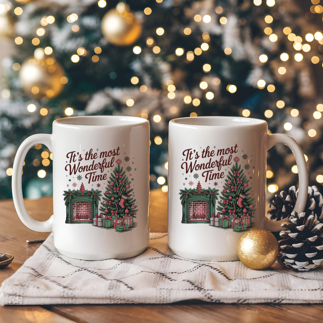 Design vintage de Noël avec cheminée, sapin décoré et ambiance chaleureuse des Fêtes sur tasse en céramique blanche de 15 oz.