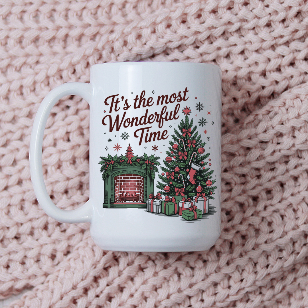 Design vintage de Noël avec cheminée, sapin décoré et ambiance chaleureuse des Fêtes sur tasse en céramique blanche de 15 oz.