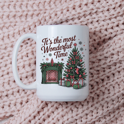 Design vintage de Noël avec cheminée, sapin décoré et ambiance chaleureuse des Fêtes sur tasse en céramique blanche de 15 oz.