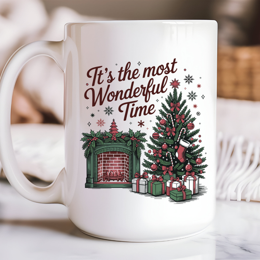 Design vintage de Noël avec cheminée, sapin décoré et ambiance chaleureuse des Fêtes sur tasse en céramique blanche de 15 oz.