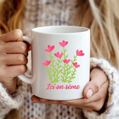 Tasse florale avec fleurs en forme de cœur et citation « Ici on sème »