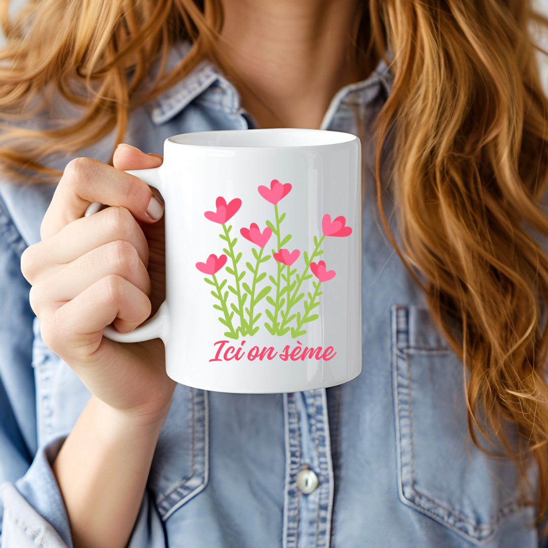 Tasse florale avec fleurs en forme de cœur et citation « Ici on sème »