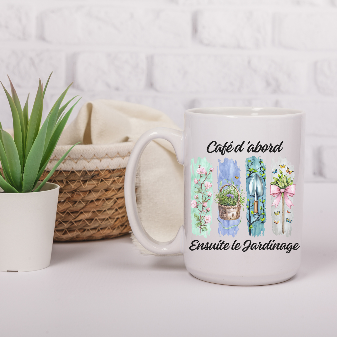Tasse blanche pour amateur de jardin avec outils de jardin et plantes illustrées