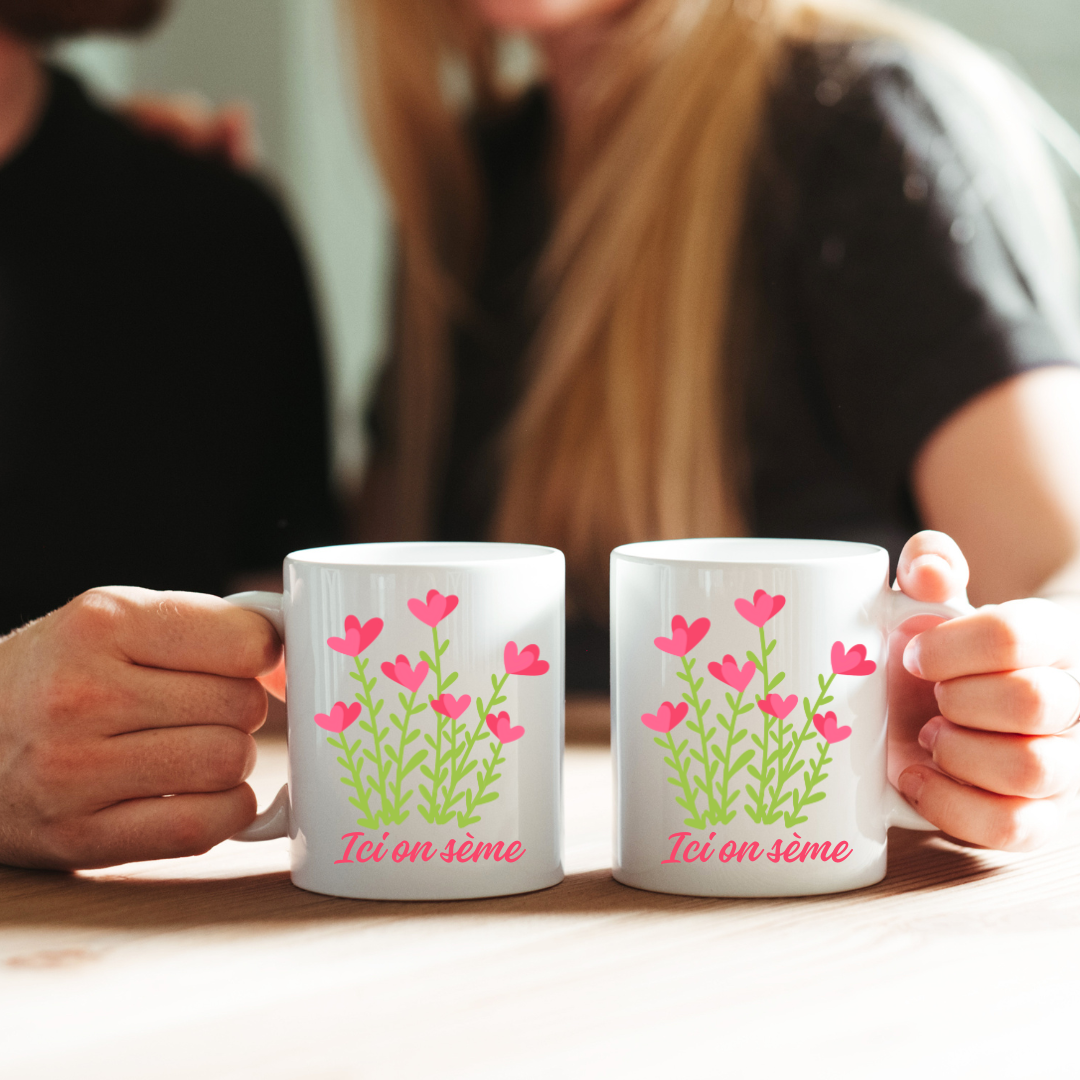 Tasse florale avec fleurs en forme de cœur et citation « Ici on sème »