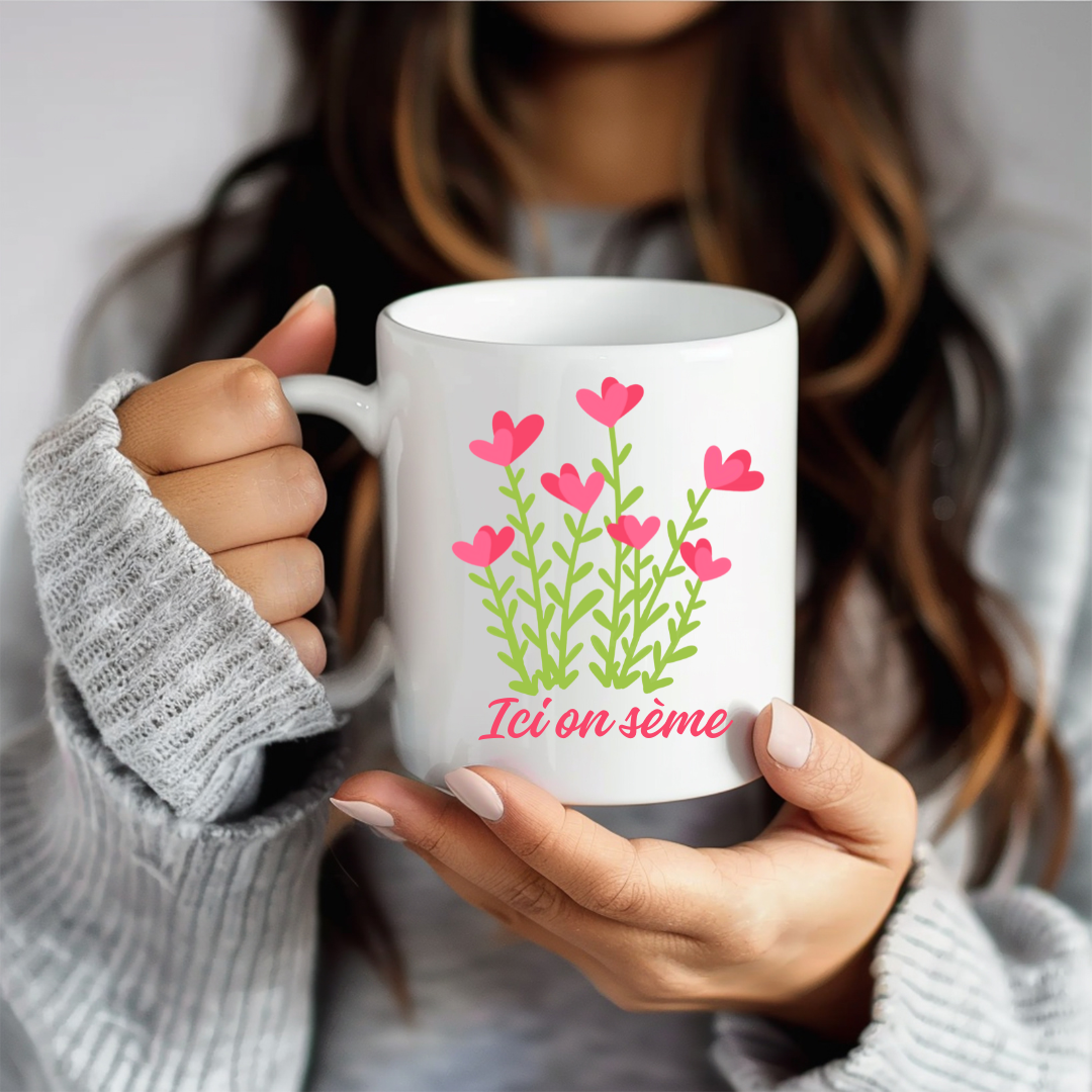 Tasse florale avec fleurs en forme de cœur et citation « Ici on sème »