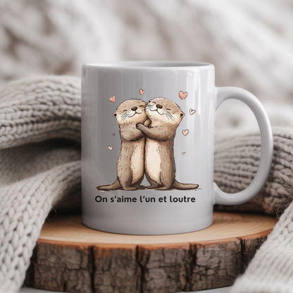 Tasse romantique loutres posée sur une table, ambiance douce et amoureuse