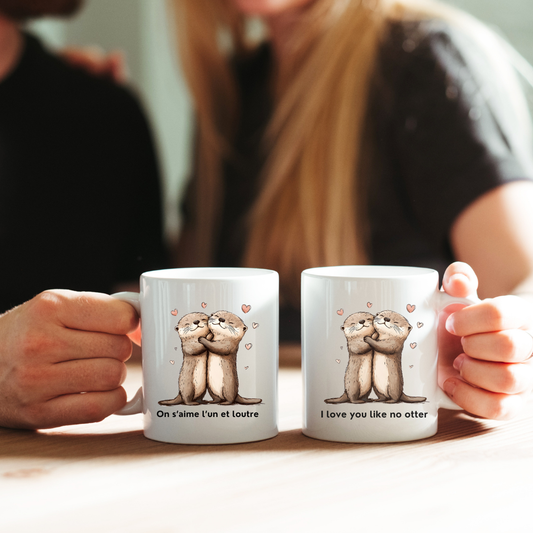 Tasse blanche avec deux loutres entrelacées entourées de cœurs et citation romantique