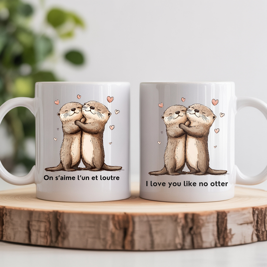 Tasse blanche avec deux loutres entrelacées entourées de cœurs et citation romantique