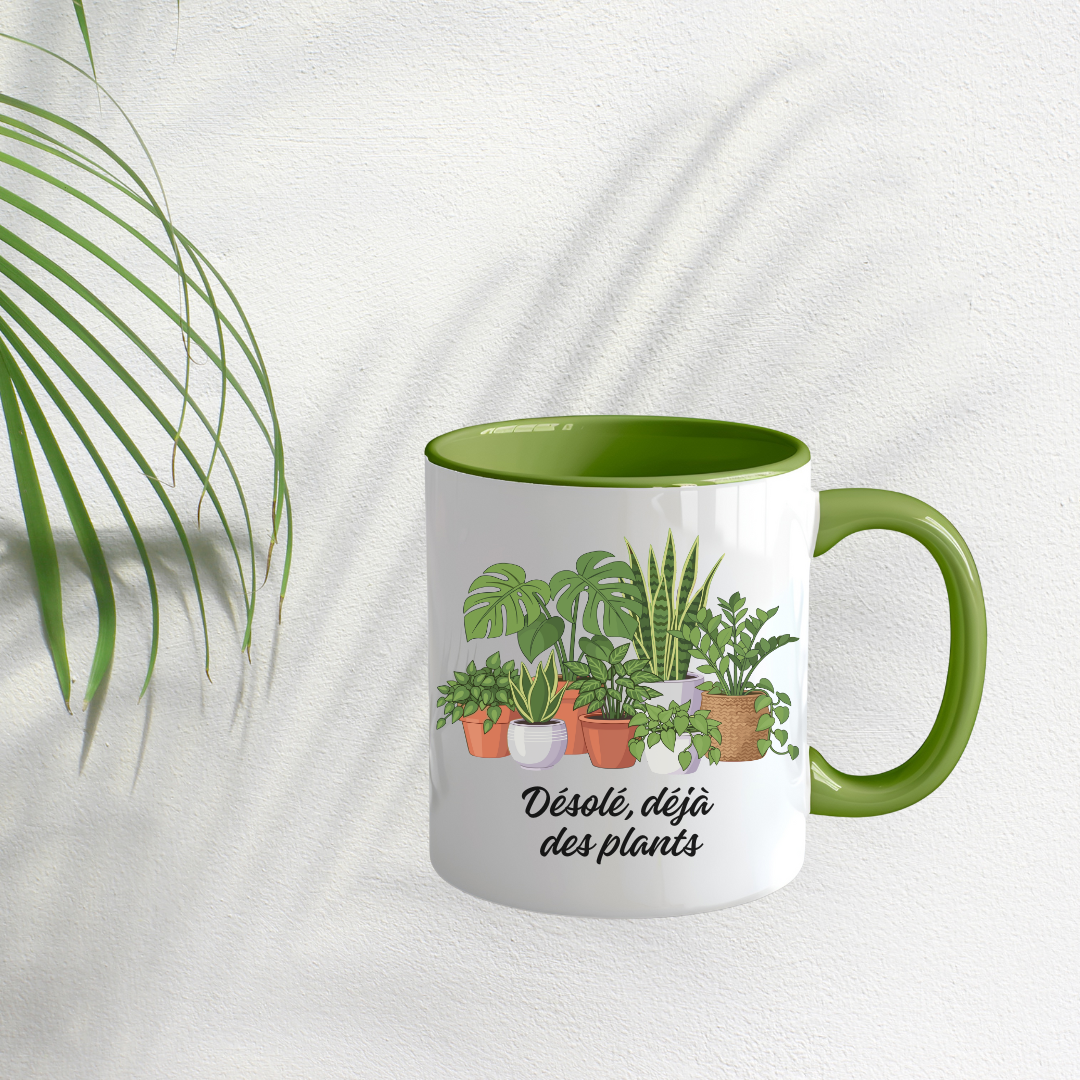 Illustration de plantes d’intérieur sur tasse blanche avec intérieur et poignée verte, design botanique pour plant lover