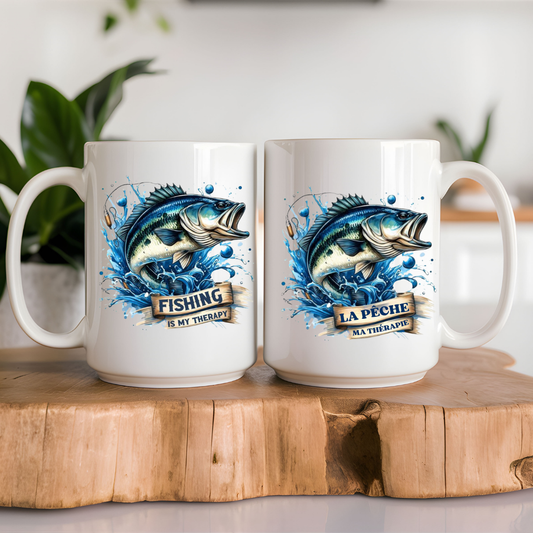 Tasse blanche 15 oz avec une illustration détaillée d'un pêcheur dans une barque sur un lac calme au coucher du soleil, design rustique et apaisant.