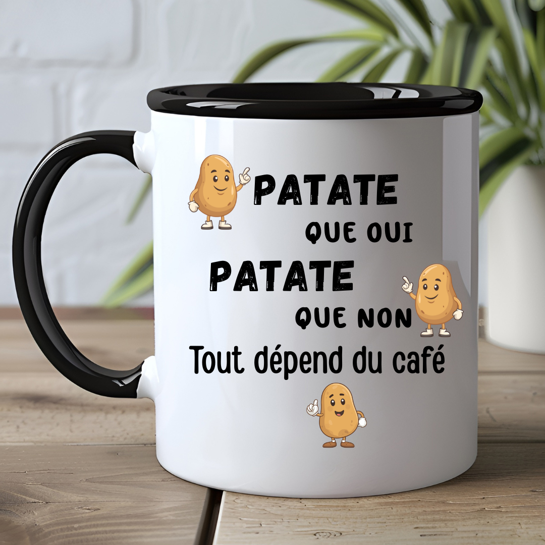 Tasse blanche avec intérieur noir et texte humoristique “Patate que oui patate que non tout dépend du café