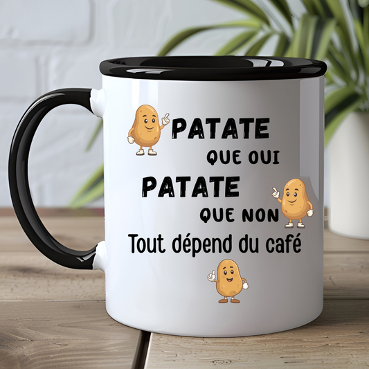 Tasse blanche avec intérieur noir et texte humoristique “Patate que oui patate que non tout dépend du café
