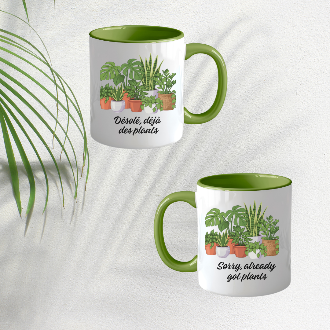 Tasse blanche avec intérieur vert décorée de plantes d’intérieur et texte “Déjà des plants”,""Already got plants'' mug humoristique pour amoureux des plantes 