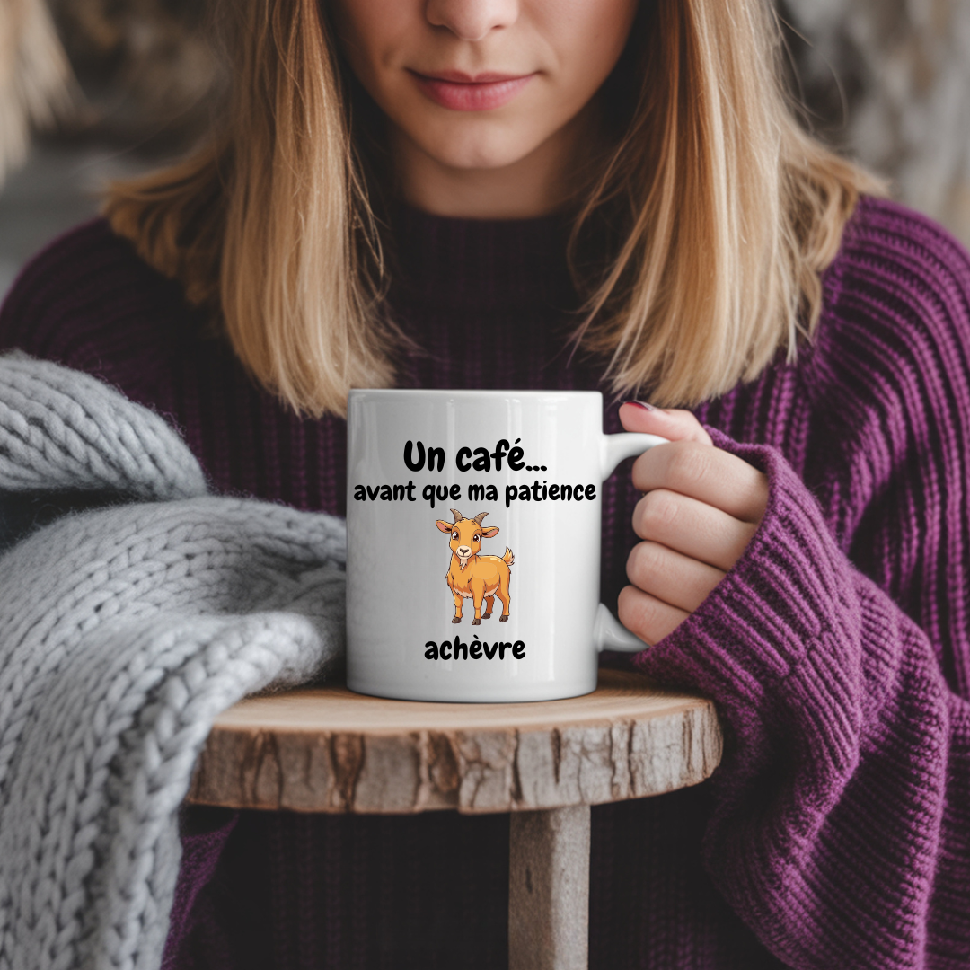 Tasse humour café posée sur un bureau, idéale pour les matins difficiles