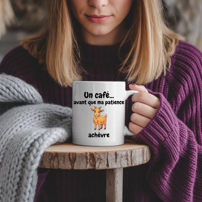 Tasse humour café posée sur un bureau, idéale pour les matins difficiles
