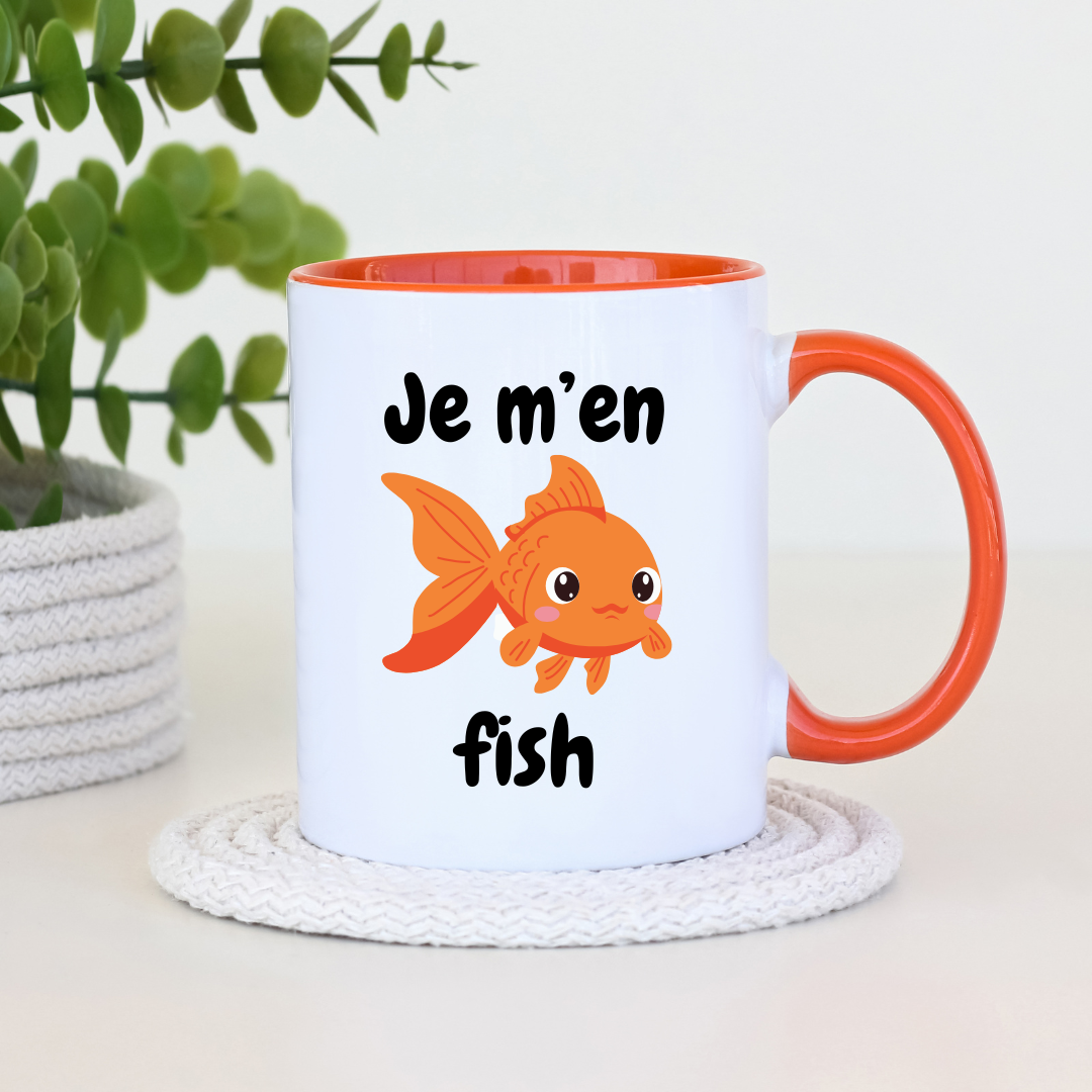 Illustration de poisson rouge avec texte “je m’en fish” sur tasse en céramique
