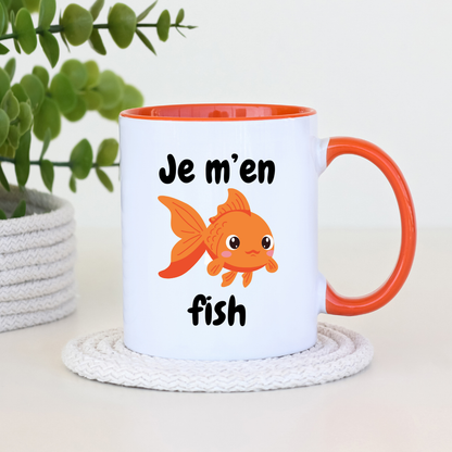 Illustration de poisson rouge avec texte “je m’en fish” sur tasse en céramique