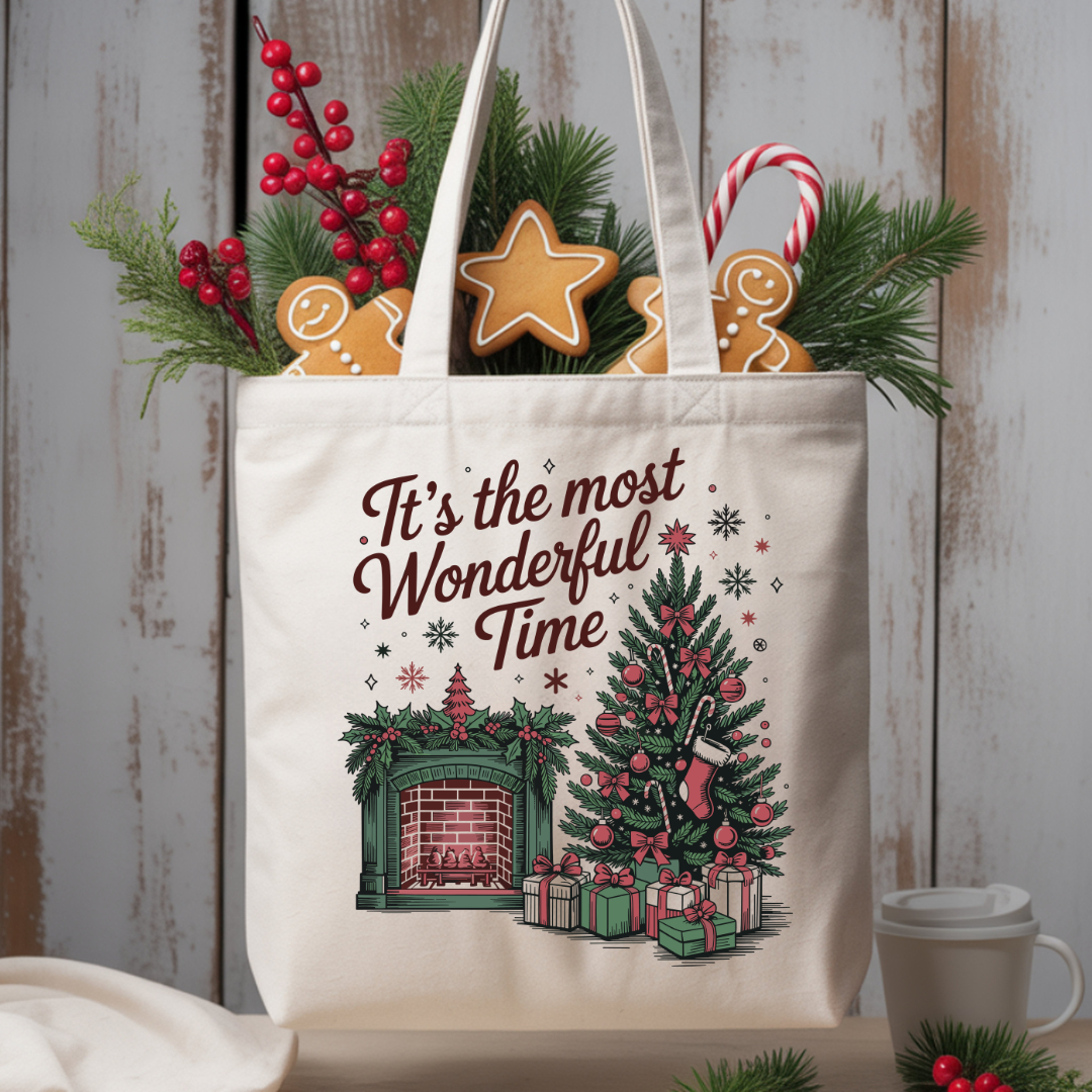 Tote Bag de 15 x 16 pouces, naturel avec  Design vintage de Noël avec cheminée, sapin décoré et ambiance chaleureuse des Fêtes. 